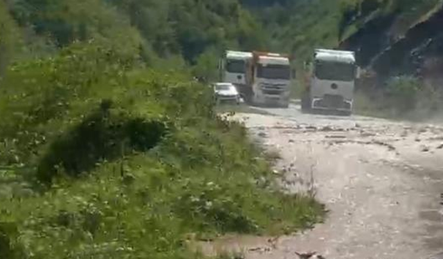 Trabzon-Bayburt karayolunda ulaşıma sel engeli