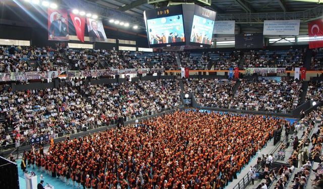 Avrasya Üniversitesi’nde mezuniyet coşkusu