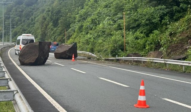 Yamaçtan kopan dev kayalar Karadeniz Sahil Yolu’na düştü