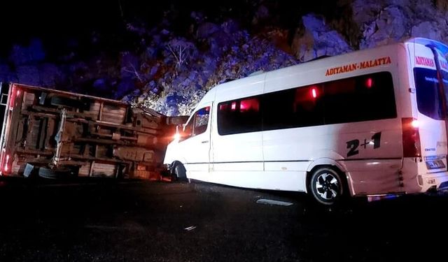 Fındık işçilerini taşıyan minibüs kaza yaptı: 12 yaralı