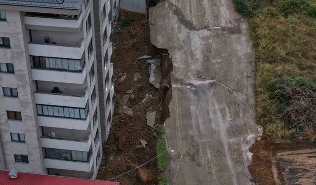 Trabzon’da sağanak sonrası hayat felç! İş yerlerini su bastı, istinat duvarı çöktü