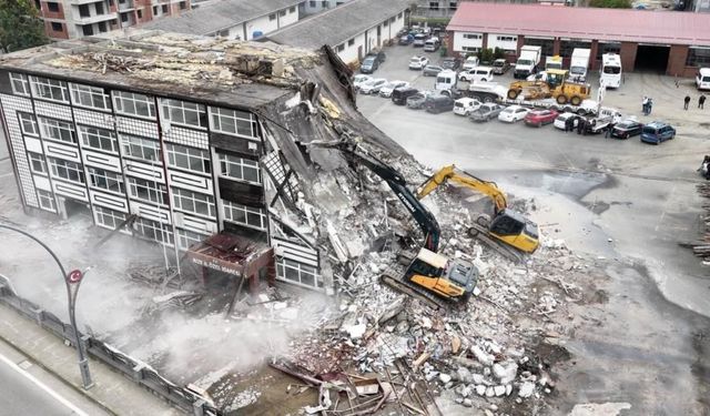 Rize İl Özel İdaresi'nin riskli binalarında yıkım başladı