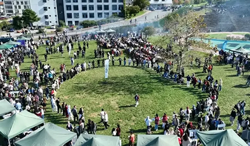 Trabzon'da 2 saatte 3 ton hamsi yediler