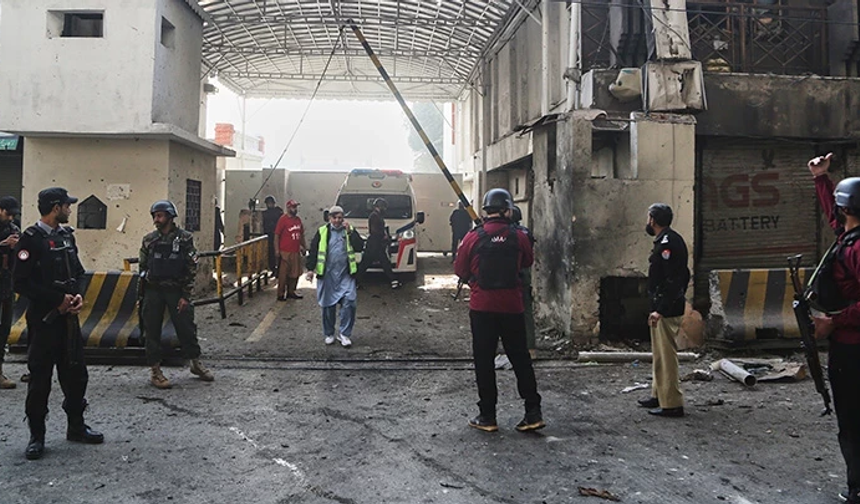 Pakistan'da canlı bomba saldırısı: 3 ölü 8 yaralı