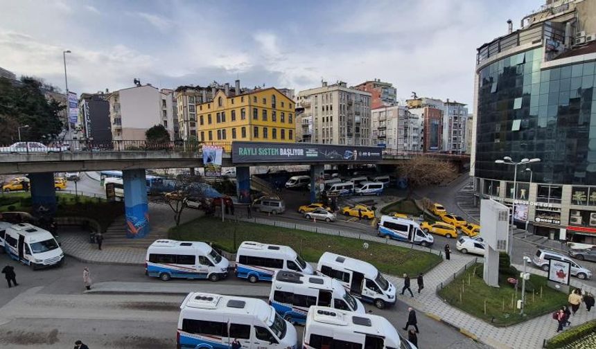 Trabzon’da viyadüğe asılan afiş şaşkınlık yarattı!