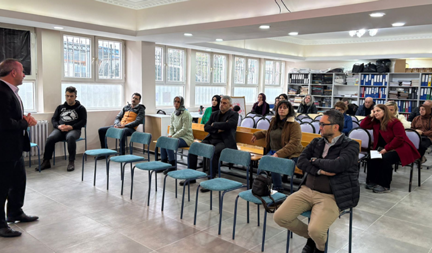 Ortahisar İsmetpaşa İlkokulu Öğretmenlerine "Girişimci Bir Bürokrat: Vali Recep Yazıcıoğlu" Semineri