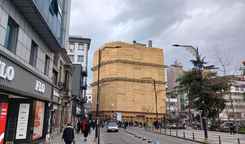 Trabzon'da paketlenmiş” bina görenleri hayrete düşürdü