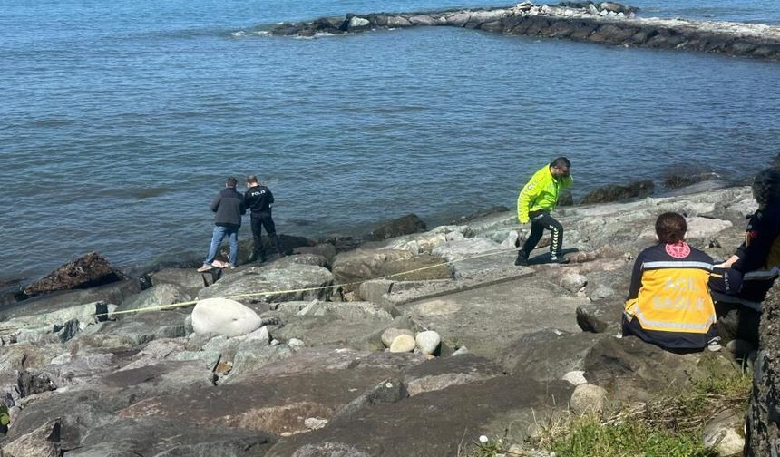 Rize'de kıyıya vuran erkek cesedi bulundu