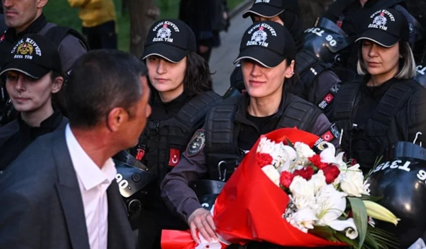 Ankara'da madenci eylemi bitti: Polise çiçek vererek ayrıldılar