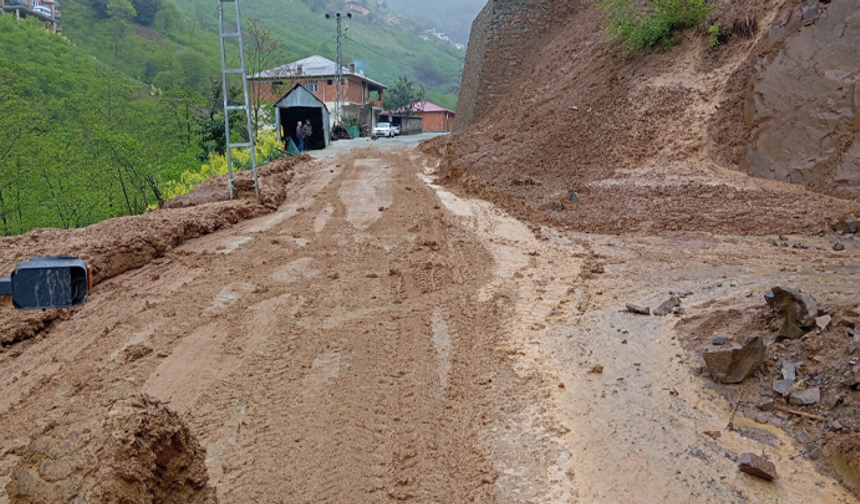 Büyükşehir, heyelanın kapattığı yolları yeniden ulaşıma açtı