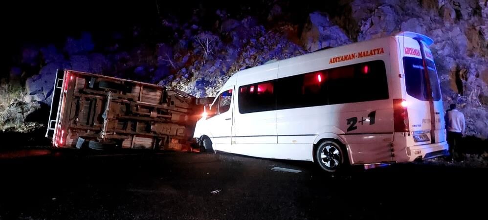 Fındık işçilerini taşıyan minibüs kaza yaptı: 12 yaralı