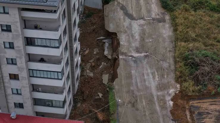 Trabzon’da sağanak sonrası hayat felç! İş yerlerini su bastı, istinat duvarı çöktü